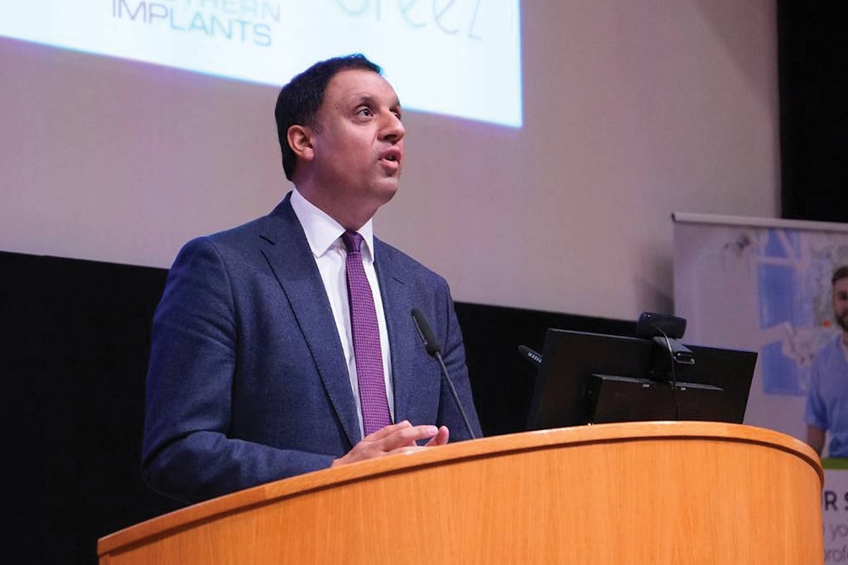 Anas Sawar speaking at the podium